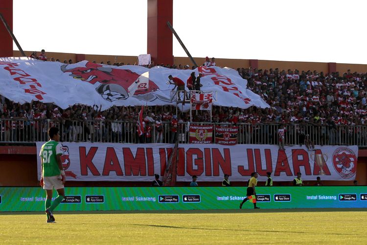 Suporter Madura United saat mendukung timnya melawan PSM Makassar yang berakhir dengen skor 2-1 dalam lanjutan Piala Indonesia 2018 di Stadion Gelora Madura Rate Pamelingan Pamekasan, Jawa Timur, Minggu (07/07/2019) sore.