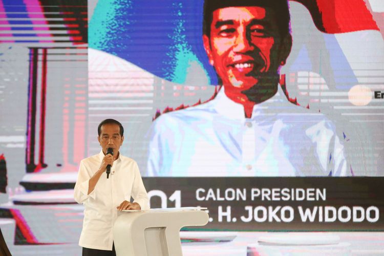 Calon presiden nomor urut 01 Joko Widodo memaparkan visi misi pada Debat Keempat Calon Presiden Pemilu 2019 di Jakarta, Minggu (30/3/2019). Debat malam ini menggambil tema ideologi, pemerintahan, pertahanan dan keamanan, serta hubungan internasional.