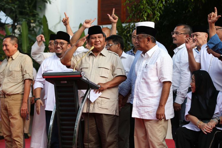Calon Presiden no urut 02, Prabowo Subianto memberikan jumpa pers seputar hasil penghitungan sementara pemungutan suara Pemilu 2019 di Sekretariat Badan Pemenangan Nasional Prabowo Subianto - Sandiaga Uno, Jakarta, Rabu (17/4/2019).