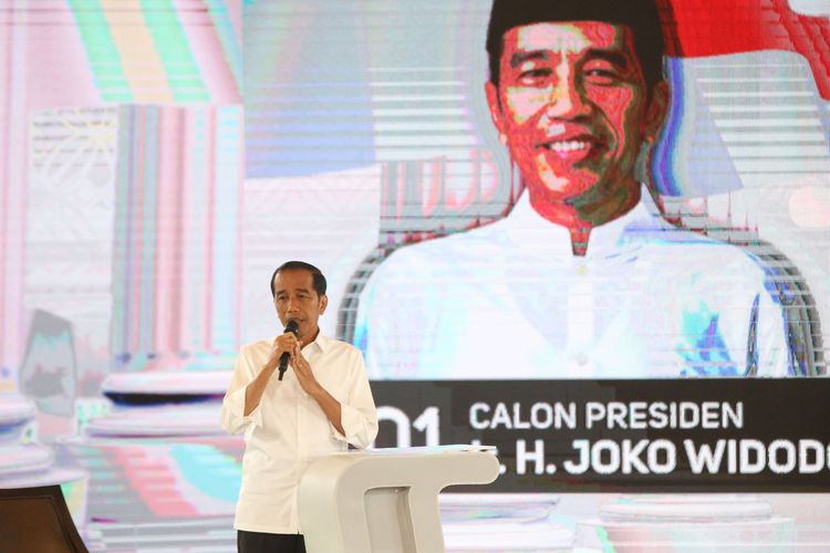 Calon presiden nomor urut 01 Joko Widodo memaparkan visi misi pada Debat Keempat Calon Presiden Pemilu 2019 di Jakarta, Minggu (30/3/2019). Debat malam ini menggambil tema ideologi, pemerintahan, pertahanan dan keamanan, serta hubungan internasional.
