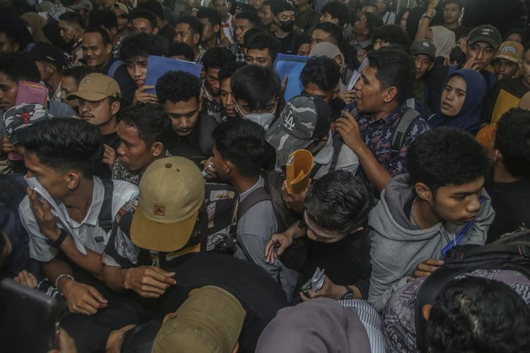 Pencari kerja berdesakan untuk melakukan registrasi pada Job Fair di Hotel Bela Ternate, Maluku Utara, Selasa (20/5/2025). Pemprov Maluku Utara melalui Dinas Ketenagakerjaan dan Transmigrasi menggelar Job Fair 2025 dari tanggal 20-21 Mei dengan menyediakan sebanyak 2.368 lowongan kerja dan 21 perusahaan nasional maupun lokal yang siap merekrut tenaga kerja di berbagai bidang sebagai upaya untuk mengurangi angka pengangguran. 