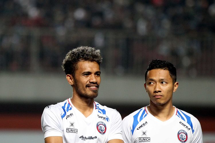 Pemain Arema FC di Liga 1 2019, Alfin Tuasalamony (kiri) dan Dendi Santoso (kanan).