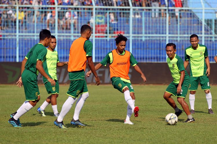 Pemain Persebaya Surabaya melakukan pemanasan jelang lawan Arema FC pada Pekan 14 Liga 1 2019 di Stadion Kanjuruhan Kabupaten Malang, Jawa Timur, Kamis (15/08/2019) sore. 