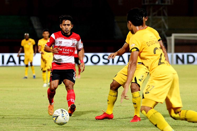Pemain Madura United Andik Vermansah dijaga ketat pemain Semen Padang pada laga tuda Pekan 7 Liga 1 2019 yang berakhir dengan skor 1-1 di Stadion Gelora Madura Ratu Pamelingan Pamekasan, Jawa Timur, Rabu (28/08/2019) malam.