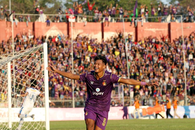 Striker Persik Kediri, Septian Bagaskara mencetak 2 gol saat melawan PSIM Yogyakarta yang berakhir dengan skor 2-0 di Stadion Brawijaya Kediri, Jawa Timur, (02/09/2019) sore.
