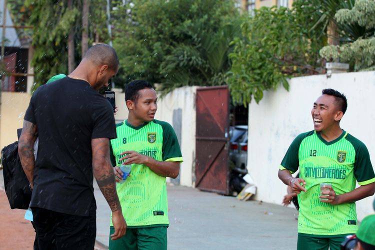 Pemain senior Persebaya Surabaya, Rendi Irwan (kanan) bercanda dengan David da Silva dan Oktavianus (tengah) seusai latihan di Lapangan Mapolda Jatim Surabaya, Rabu (24/07/2019) sore. 