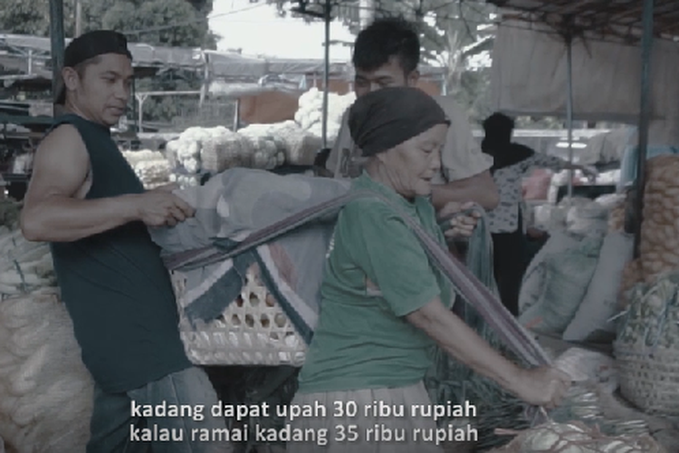 Buruh gendong di salah satu pasar Yogyakarta. 