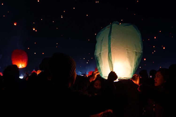 Pengunjung melepaskan lampion dalam acara Dieng Culture Festival 2019 di Dieng, Jawa Tengah, Sabtu (3/8/2019). Ribuan pengunjung baik dari sekitar Jawa Tengah maupun kota-kota besar di Indonesia hadir dalam acara DCF 2019.