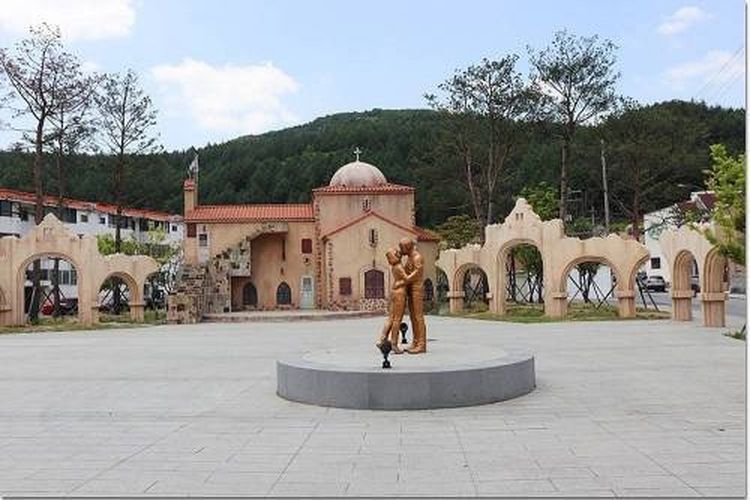 Patung karakter Song Joong dan Song Hye Kyo di Kota Taebaek, Korea Selatan. Kota yang menjadi lokasi shooting drama Descendants of the Sun menjadi tujuan wisata populer.