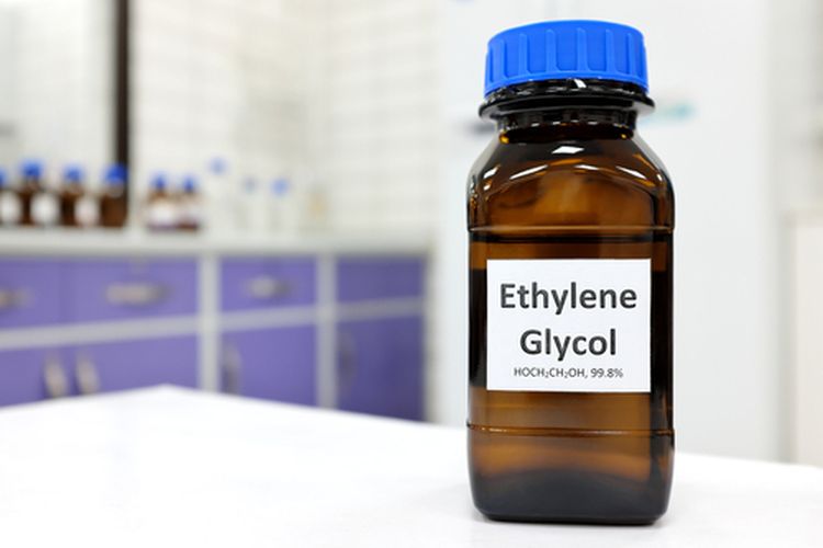 Ilustrasi etilen glikol, fungsi etilen glikol, etilen glikol berbahaya. Ethylene glycol atau etilen glikol adalah zat kimia yang bisa berbahaya jika digunakan dengan cara tidak tepat, keracunan etilen glikol. Ditemukan dalam tubuh pasien, diduga jadi penyebab gagal ginjal akut misterius pada anak.