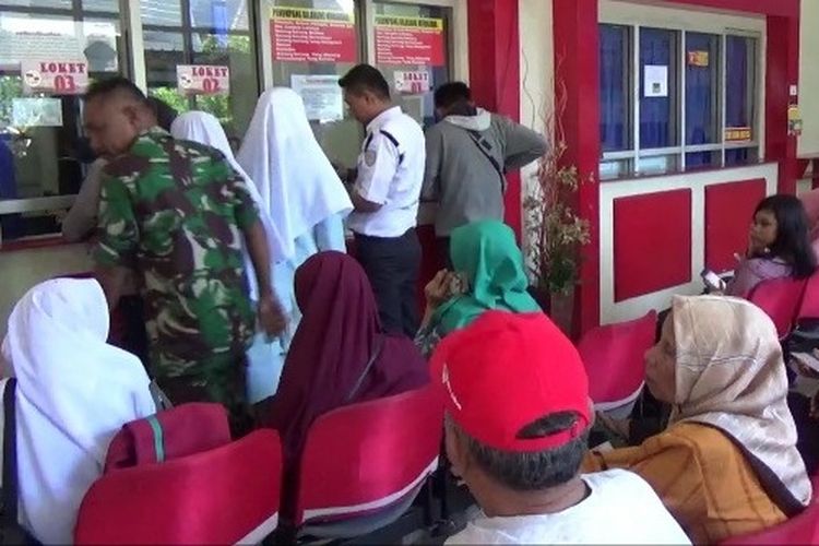Antrean warga saat membeli tiket kapal laut di loket PT Pelni Cabang Makassar, Selasa (14/5/2019).