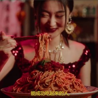 Potongan gambar dari iklan promosi rumah mode Dolce & Gabbana untuk acara peragaan busana di China. (Instagram/dolcegabbana)