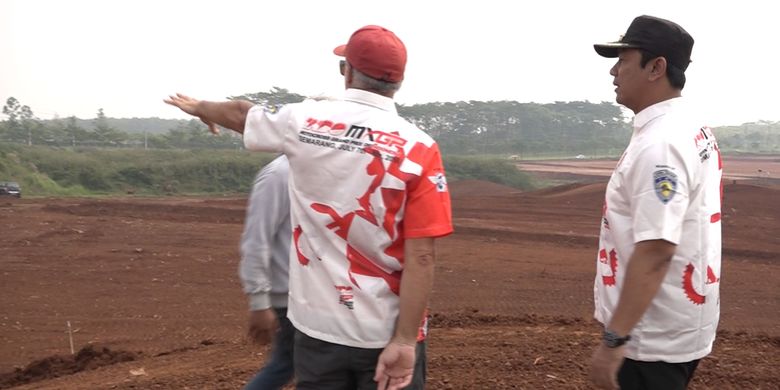 Wali Kota Semarang Hendrar Prihadi mengecek kondisi sirkuit BSB Mijen, Semarang saat akan dipakai gelaran MXGP Of Asia 2018 lalu