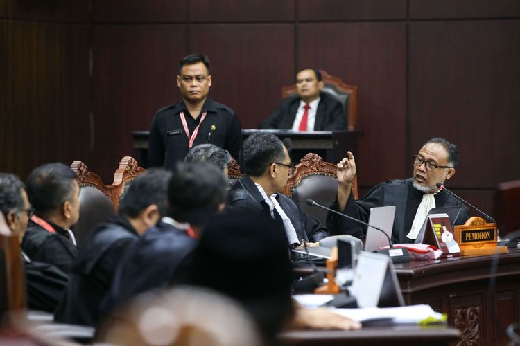 Ketua Tim Hukum Prabowo Subianto - Sandiaga Uno, Bambang Widjojanto saat sidang perdana sengketa pilpres 2019 di Gedung Mahkamah Konstitusi, Jakarta, Jumat (14/6/2019).