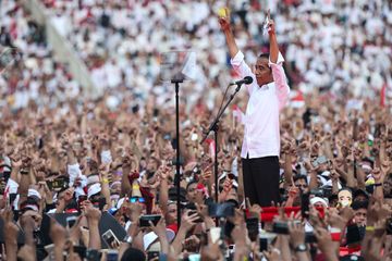 Calon Presiden no urut 01, Joko Widodo memberikan orasi politik saat kampanye akbar bertajuk Konser Putih Bersatu di Stadion Gelora Bung Karno, Jakarta, Sabtu (13/4/2019).