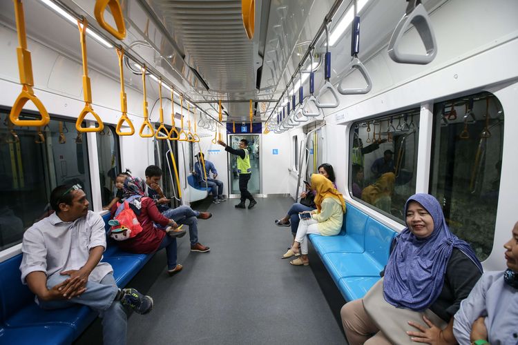 Suasana Stasiun MRT Bundaran Hotel Indonesia, Jakarta, Senin (25/3/2019). MRT Jakarta resmi beroperasi setelah diresmikan Presiden Joko Widodo pada Minggu (24/3/2019). Layanan pada fase operasi tidak berbayar dari Stasiun Lebak Bulus hingga ke Stasiun Bundaran HI akan dimulai pada pukul 05.30 WIB hingga 22.30 WIB.