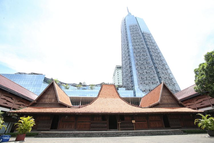 Bentara Budaya Jakarta dengan latar belakang gedung Menara Kompas, Palmerah, Jakarta, Kamis (28/3/2019).