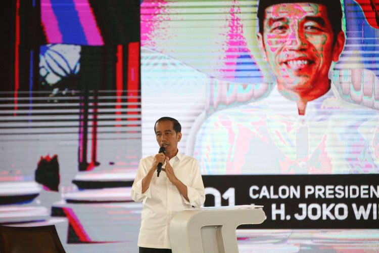 Calon presiden nomor urut 01 Joko Widodo memaparkan visi misi pada Debat Keempat Calon Presiden Pemilu 2019 di Jakarta, Minggu (30/3/2019). Debat malam ini menggambil tema ideologi, pemerintahan, pertahanan dan keamanan, serta hubungan internasional.
