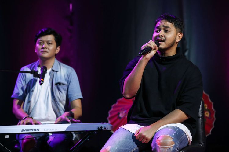 Yovie & Nuno tampil dalam acara Selebrasi (Selebritas Beraksi) di Studio Kompas TV, Jakarta, Selasa (9/4/2019). Grup musik bergenre pop yang berdiri pada 2001 ini, kini beranggotakan Muchamad Ahadiyat (gitar), Pradikta Wicaksono (vokal), Arya Windura (vokal), dan Ady Julian (keyboard).