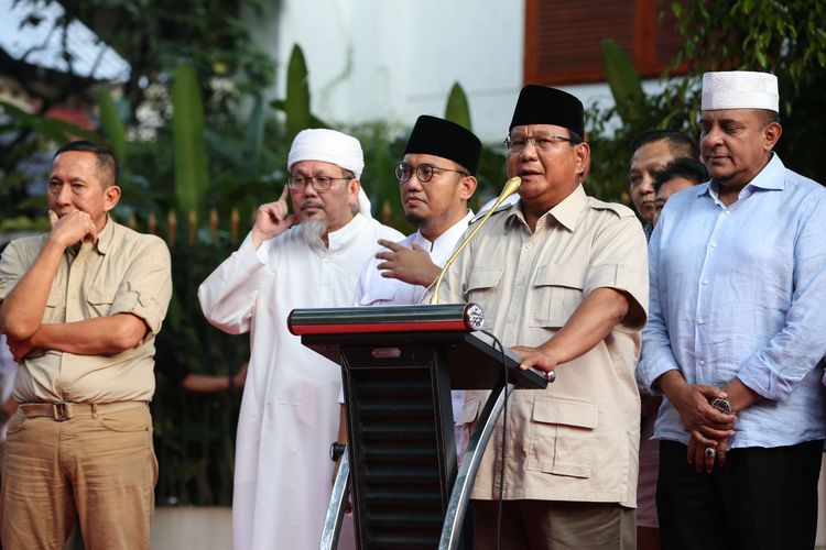 Calon Presiden no urut 02, Prabowo Subianto memberikan jumpa pers seputar hasil penghitungan sementara pemungutan suara Pemilu 2019 di Sekretariat Badan Pemenangan Nasional Prabowo Subianto - Sandiaga Uno, Jakarta, Rabu (17/4/2019).