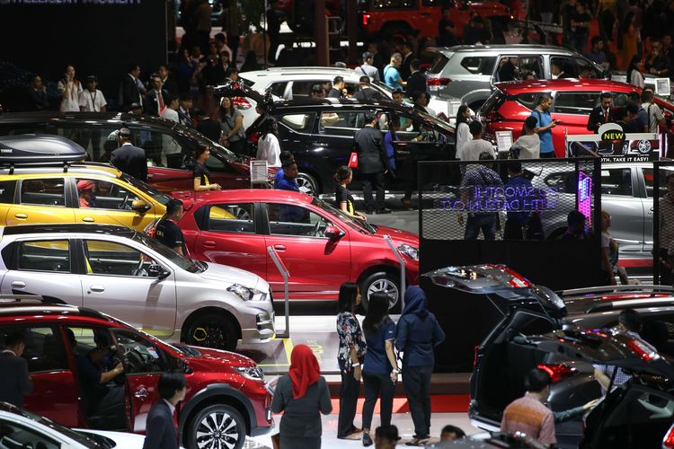 Pengunjung menyaksikan pameran otomotif Telkomsel Indonesia International Motor Show (IIMS) 2019 di JIExpo Kemayoran, Jakarta Pusat, Jumat (26/4/2019). Pameran otomotif terbesar ini akan berlangsung hingga 5 Mei 2019 mandatang.