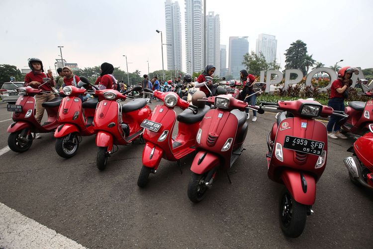 Komunitas pengendara Vespa konvoi saat acara Indonesia Vespa Days 2019 di Jakarta, Minggu (28/4/2019). Acara ini diikuti sekitar 2000 orang pencinta vespa dan dihadiri Gubernur DKI Jakarta, Anies Baswedan.