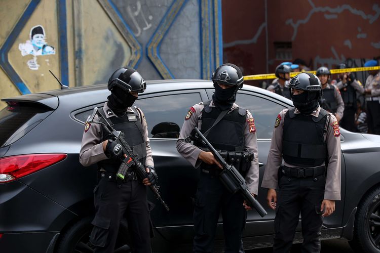 Polisi mengamankan lokasi penangkapan terduga teroris di Kelurahan Nanggewer, Kecamatan Cibinong, Kabupaten Bogor, Jawa Barat, Sabtu (18/5/2019). Di lokasi ini polisi menangkap terduga teroris E alias AR (51).