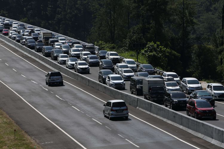 Kendaraan pemudik dari arah Jakarta melewati Tol Semarang-Solo, Jawa Tengah, Jumat (31/5/2019). Volume arus mudik dari arah Jakarta yang memasuki Gerbang Tol Bawen-Salatiga menuju ke sejumlah wilayah di Jateng dan Jatim pada H-5 siang hari terpantau padat merayap.