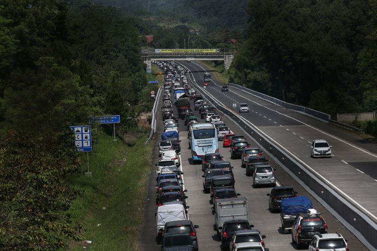 Kendaraan pemudik dari arah Jakarta melewati Tol Semarang-Solo, Jawa Tengah, Jumat (31/5/2019). Volume arus mudik dari arah Jakarta yang memasuki Gerbang Tol Bawen-Salatiga menuju ke sejumlah wilayah di Jateng dan Jatim pada H-5 siang hari terpantau padat merayap.