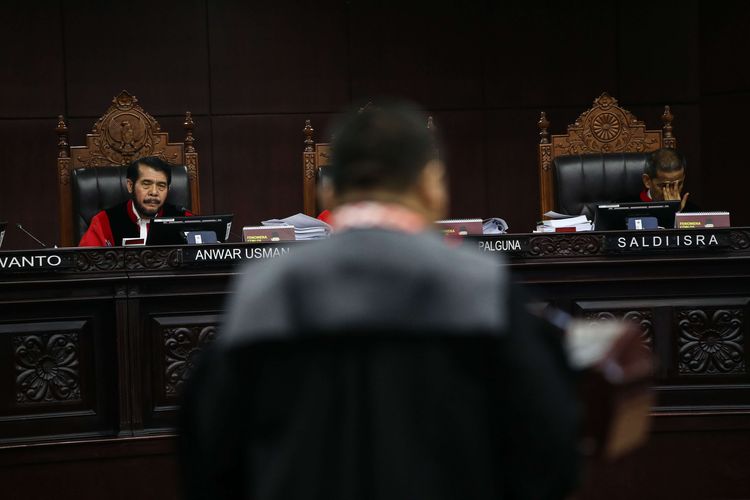 Ketua Mahkamah Konstitusi Anwar Usman memimpin sidang perdana sengketa pilpres 2019 di Gedung Mahkamah Konstitusi, Jakarta, Jumat (14/6/2019).