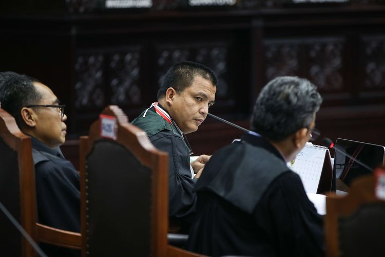 Tim hukum pasangan Prabowo Subianto-Sandiaga Uno, Denny Indrayana saat sidang lanjutan sengketa pilpres 2019 di Mahkamah Konstitusi, Jakarta, Jumat (21/6/2019). Sidang tersebut beragendakan mendengar keterangan saksi dan ahli dari pihak terkait yakni paslon nomor urut 01 Joko Widodo - Maruf Amin.
