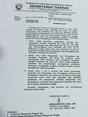 Surat Edaran Sekda Provinsi Kalimatan Tengah di Kantor Jasa Pengiriman JNE, terkait larangan pengiriman Kayu Bajakah ke luar daerah. 