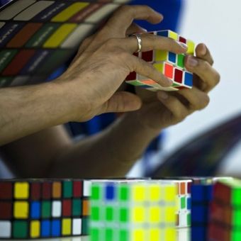 Peserta lomba berupaya memecahkan kubus Rubik dalam Rubiks Cube World Championship di Sao Paulo, Brasil, pada 17 Juli 2015. (AFP/Nelson Almeida)