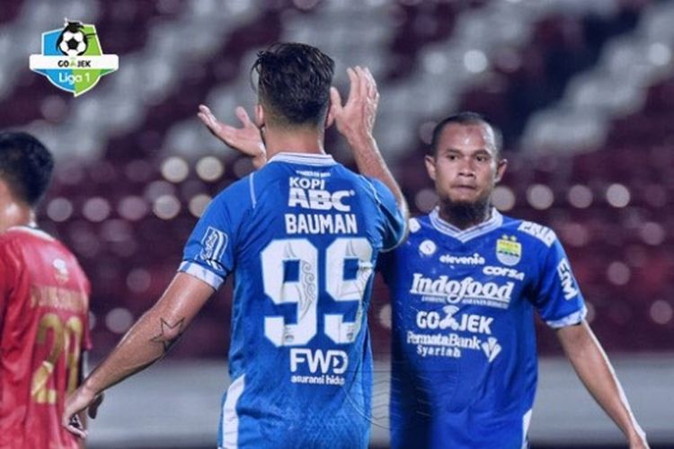 Supardi dan Jonathan Baumann merayakan gol pada laga Persib Bandung vs Barito Putera di Stadion I Wayan Dipta, 8 Desember 2018.