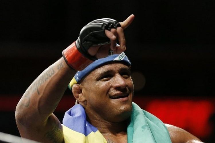 Gilbert Burns seusai mengalahkan Mike Davis pada petarungan UFC Fight Night kelas ringan yang digelar di BB&T Center, Florida, Amerika Serikat, 27 April 2019.