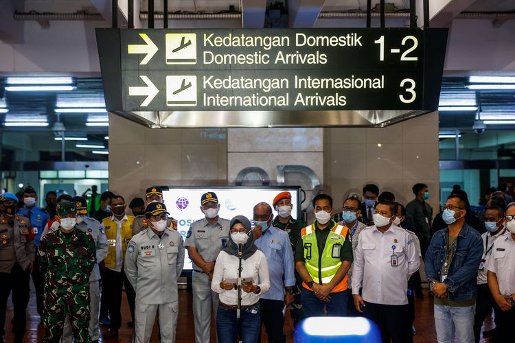 Juru Bicara Kementerian Perhubungan Adita Irawati saat memberi keterangan pers di Posko Crisis Center Sriwijaya Air SJ 182 di Terminal kedatangan 2D, Bandara Soekarno-Hatta, Sabtu (9/1/2020). Pesawat Boeing 737-500 Sriwijaya Air dengan nomor penerbangan SJY 182 dilaporkan hilang kontak setelah take off dari Bandara Soekarno-Hatta, Cengkareng, pada Sabtu (9/1/2021) sore.