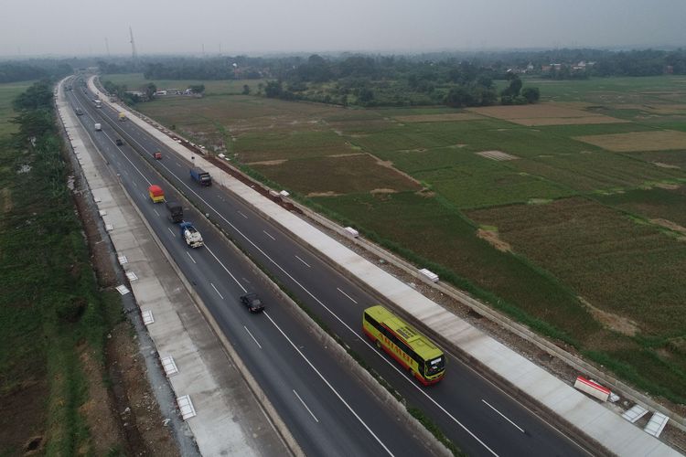 Pelebaran jalan di ruas tol Tangerang - Merak, Selasa (21/5/2019). Pekerjaan pelebaran jalan dimulai dari KM 39 hingga KM 51 dan dijadwalkan rampung pada September 2019 merupakan titik rawan kemacetan saat mudik Lebaran.