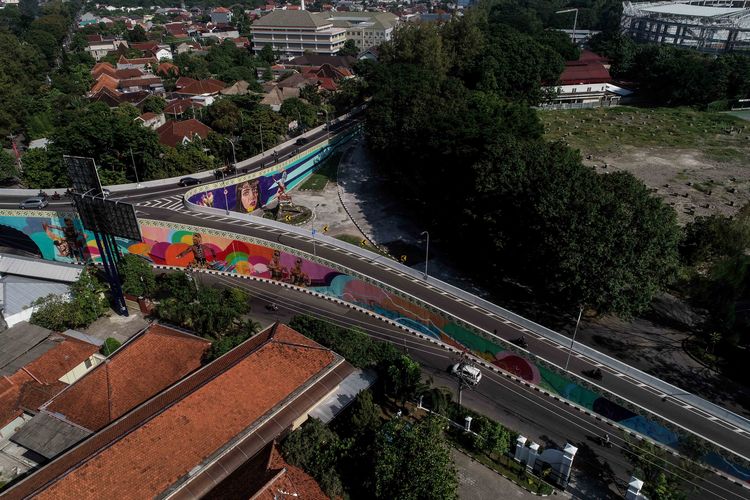 Mural di dinding jembatan layang Manahan dari udara di Solo, Jawa Tengah, Jumat (24/5/2019). Mural tokoh figur Pandawa Lima seperti Yusdistira, Bima, Arjuna, Nakula dan Sadewa menghiasi dinding sepanjang 2500 meter. Fly over Manahan Solo dirancang sepanjang 600 meter dan lebar 9 meter.