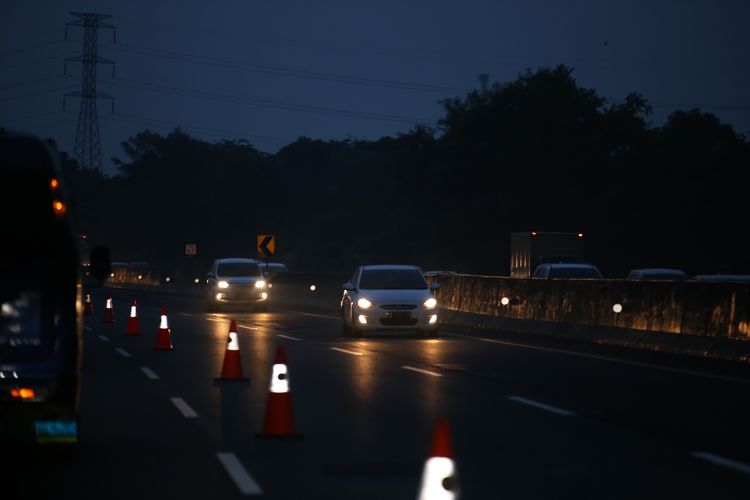 Situasi lalu lintas di Jalan Tol Jakarta-Cikampek KM 62 jelang rest area, Sabtu (1/6/2019). Saat ini tengah diterapkan rekayasa lalu lintas contraflow dari KM 29 hingga KM 70.