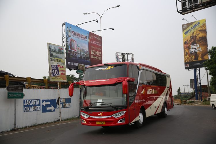 Kondisi lalu lintas Simpang Jomin, Kabupaten Karawang, Jawa Barat, Senin (3/6/2019).