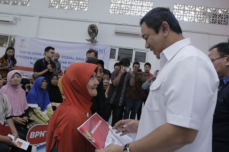 Wali Kota Semarang Hendrar Prihadi menyerahkan Bantuan Pangan Non Tunai (BPNT)  di Kecamatan Semarang Tengah, Jumat (28/6/2019).