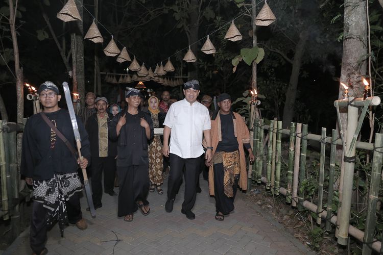 Wali Kota Semarang Hendrar Prihadi saat membuka event penyalaan 1.000 obor di Lapangan Kampung Jawi, Kawasan Kalialang, Sabtu,(17/8/2019). 