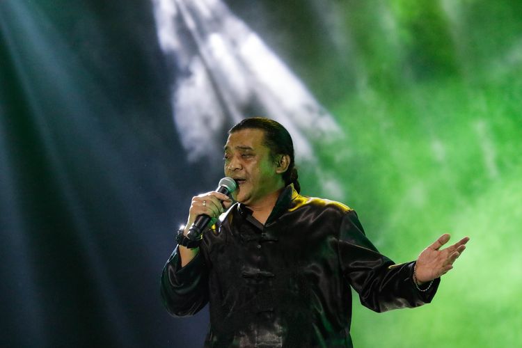 Penyanyi Didi Kempot tampil di hari pertama Synchronize Festival 2019 di JI Expo Kemayoran, Jakarta, Jumat (4/10/2019).