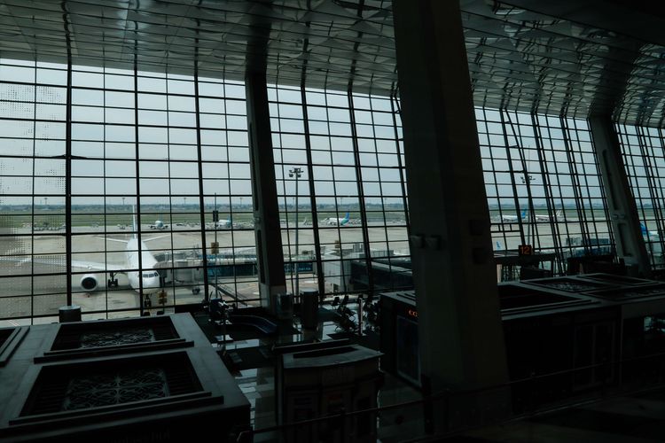 Suasana sepi di terminal 3 Bandara Soekarno-Hatta, Tangerang, Banten, Sabtu (25/4/2020). Bandara Soekarno-Hatta untuk sementara tidak melayani angkutan penumpang mulai Jumat (24/4/2020) hingga 1 Juni 2020. Peraturan tersebut dalam rangka pengendalian transportasi selama musim mudik Idul Fitri 1441 H dalam rangka pencegahan penyebaran Covid-19.