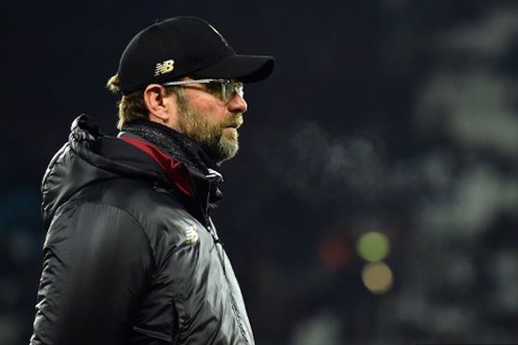 Juergen Klopp mengamati jalannya pertandingan West Ham United vs Liverpool di Stadion London dalam lanjutan Liga Inggris, 4 Februari 2019. 