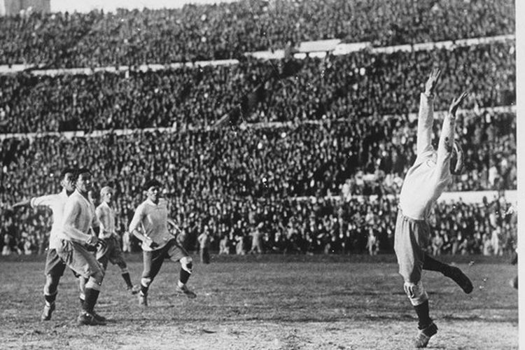 Piala Dunia FIFA pertama kali diselenggarakan pada tahun 1930, dengan laga final yang mempertemukan tim tuan rumah, Uruguay dengan Argentina. 

