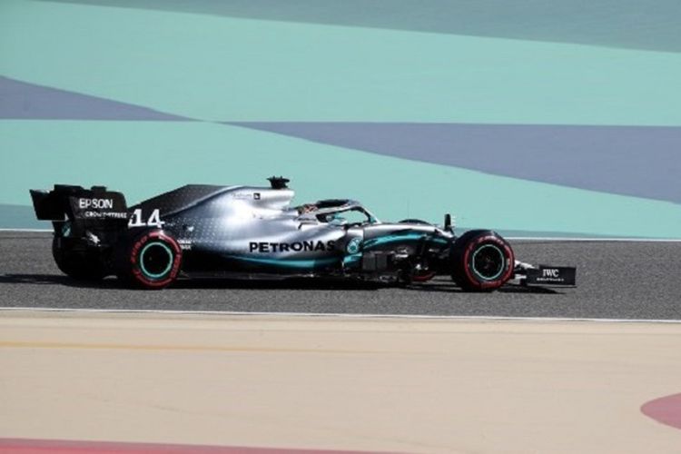 Pebalap Mercedes asal Inggris, Lewis Hamilton, memacu mobilnya dalam sesi latihan bebas GP Bahrain di Sirkuit Internasional Sakhir, 29 Maret 2019. 