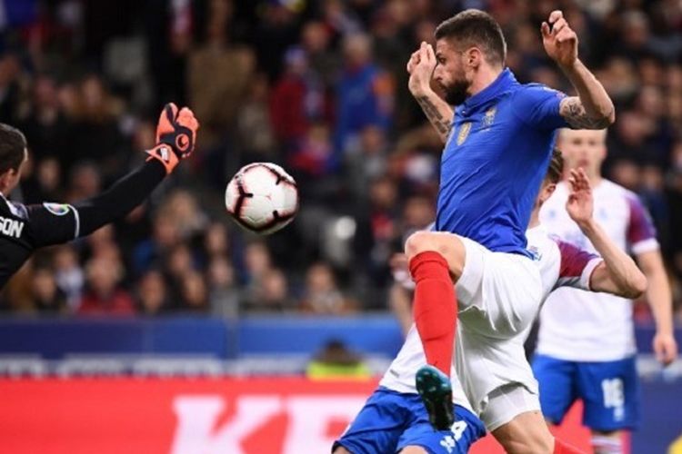 Aksi Olivier Giroud saat mencetak gol pada pertandingan Perancis vs Islandia di Stade de France dalam babak kualifikasi Piala Eropa 2020, 25 Maret 2019. 