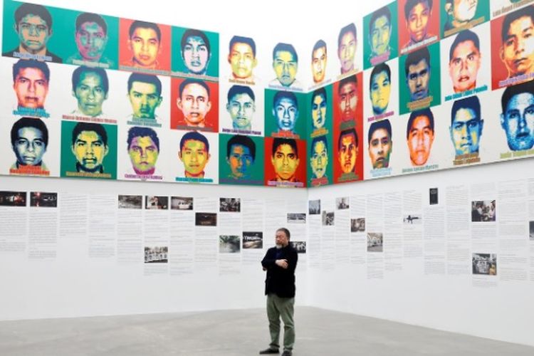 Seniman China Ai Weiwei berpose di depan potret 43 mahasiswa Ayotzinapa College Raul Burgos yang hilang di pamerannya Restablecer Memorias, yang dipajang di Museum Seni Kontemporer Seni (MUAC) di Mexico City, Meksiko, 11 April 2019.