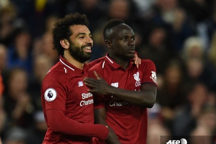 Mohamed Salah dan Sadio Mane merayakan gol yang dicetak pada laga Liverpool vs Huddersfield Town di Stadion Anfield, 26 April 2019.